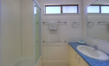 Alex Beach Cabins - Perth Resorts 31