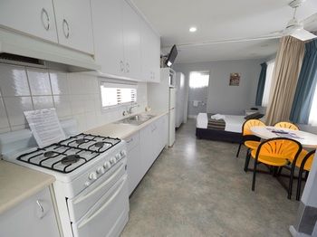 Alex Beach Cabins - Perth Resorts 32