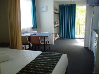 Alex Beach Cabins - Perth Resorts 33