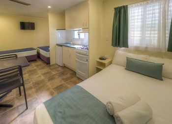 Alex Beach Cabins - Perth Resorts 35