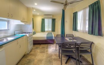 Alex Beach Cabins - Perth Resorts 36