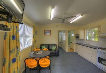 Alex Beach Cabins - Perth Resorts 37