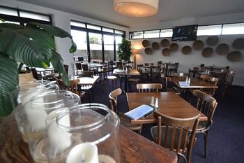 Crossroads Hotel Liverpool - Perth Resorts 9