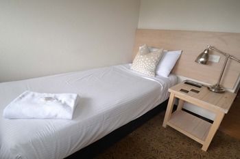 Crossroads Hotel Liverpool - Perth Resorts 23