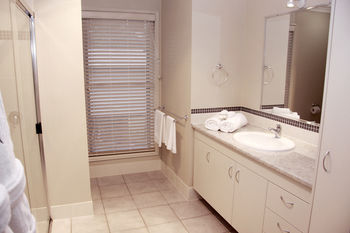 Yabbaloumba Retreat - Perth Resorts 3