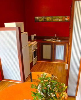 Valley Farm Vineyard Cottages - Perth Resorts 7