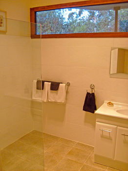 Valley Farm Vineyard Cottages - Perth Resorts 12