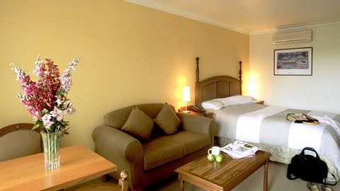 Best Western Plus The Tudor Box Hill - Accommodation Perth 1