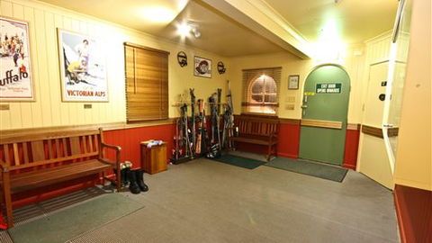 Red Onion Ski Chalet - Perth Resorts 3