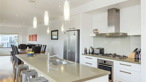 Serenity Torquay Sea View: Luxury Beachfront - Accommodation Perth 1