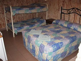 Radeka Downunder Underground Motel And Backpacker Inn - Accommodation Perth 2