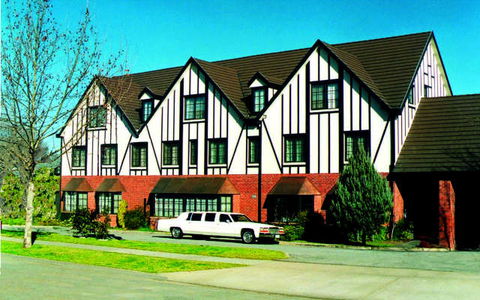 Albury Manor House - Accommodation Perth 0