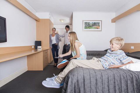 Flag Motor Lodge - Accommodation Perth 2