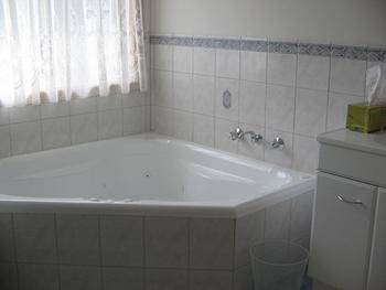 Macburn Self Contained Cottages, Dog Friendly - Accommodation Perth 0