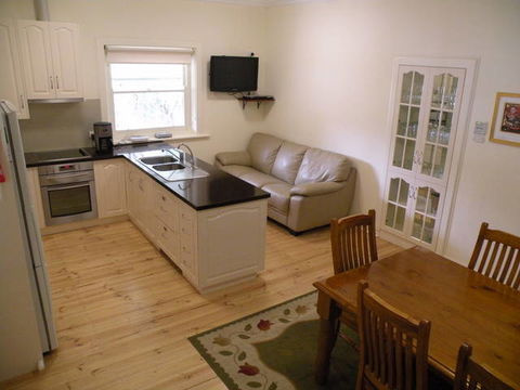 MacDonnell House (Naracoorte Cottages) - Accommodation Perth 2