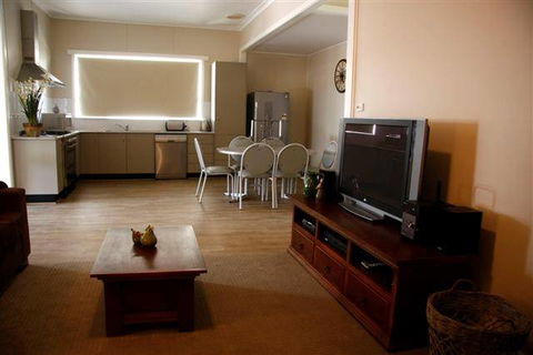 Saltbush Motor Inn - Accommodation Perth 2