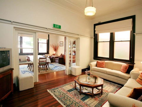 The Bank Guesthouse - Accommodation Perth 2