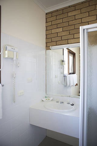 Tudor House Motel - Accommodation Perth 2