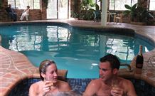 Chalet Swisse Spa Retreat - Accommodation Perth 6