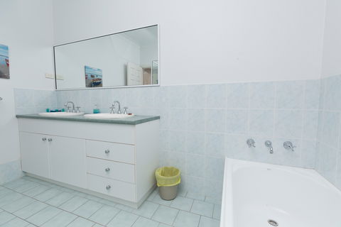 Cranford Waterfront Cottage - Accommodation Perth 3