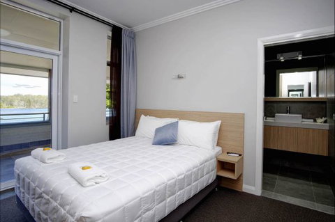 Lakes And Ocean Hotel - Accommodation Perth 2