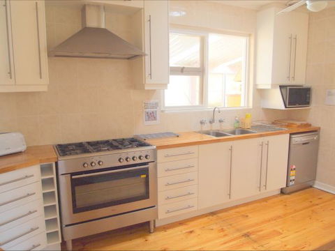 Christies Cottage For Holidays And Relocations. - Accommodation Perth 4