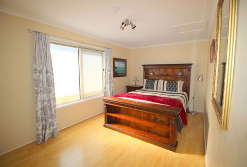 Christies Cottage For Holidays And Relocations. - Accommodation Perth 20