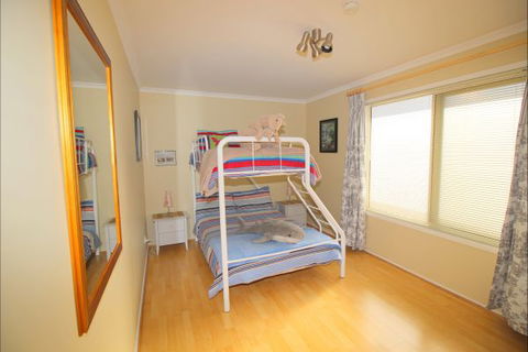 Christies Cottage For Holidays And Relocations. - Accommodation Perth 26