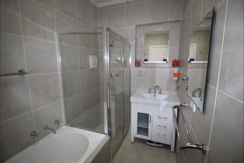 Christies Cottage For Holidays And Relocations. - Accommodation Perth 14