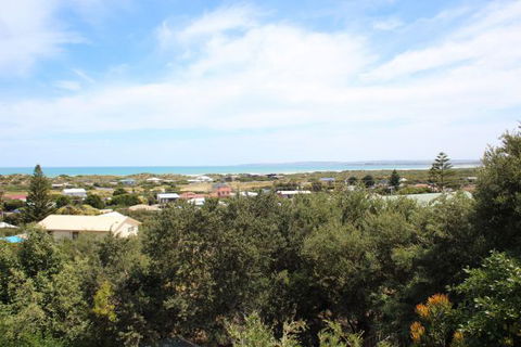 LJ Hooker Goolwa Holiday Rentals - 39 Bradford Road, Goolwa Beach - Accommodation Perth 2