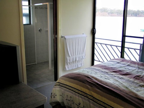 Takeme2 Houseboat - Accommodation Perth 3