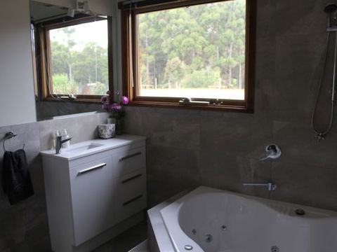 Eagle's Roost Farmstay B&B - Accommodation Perth 2