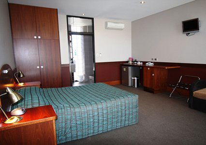 Highlander Hotel Bar Kitchen Rooftop - Accommodation Perth 2