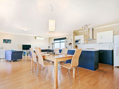 Century 21 SouthCoast: Whinnerah Sunsets - Accommodation Perth 2