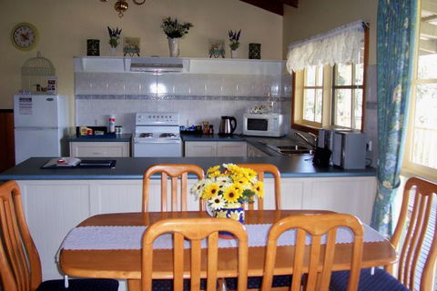 Sunflower Cottage - Accommodation Perth 1