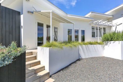 Barossa White House: The West Wing - Accommodation Perth 10