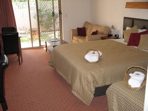 Golden Chain Wine Village Motor Inn - Perth Resorts 1