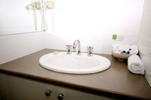 Golden Chain Wine Village Motor Inn - Perth Resorts 7