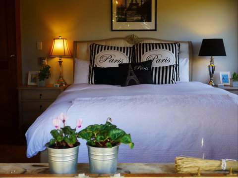 La Perrie Chalet Bed And Breakfast - Accommodation Perth 0