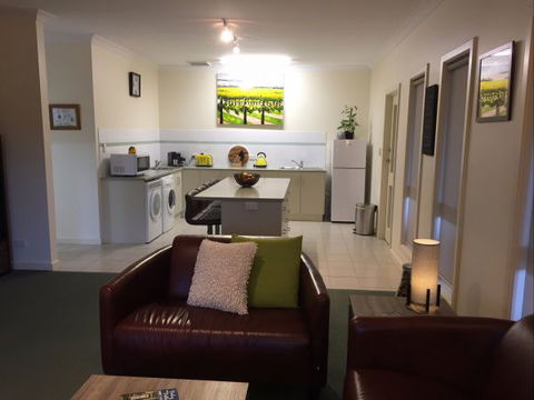 Lyreen's Apartment Bed And Breakfast - Perth Resorts 7