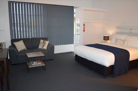 Penguin Seaside Motel - Accommodation Perth 0