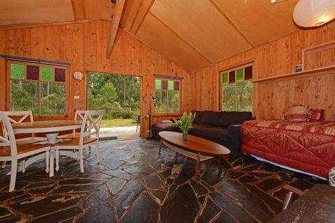 Saintys Creek Cottage - Accommodation Perth 3