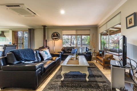 Bettenay's Lakeside Chalets And Luxury Spa Apartment - Perth Resorts 6