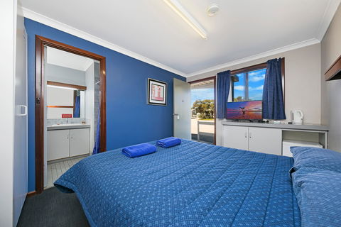 Border Village Roadhouse - Accommodation Perth 6