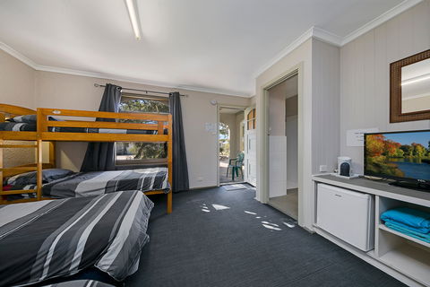 Border Village Roadhouse - Accommodation Perth 7