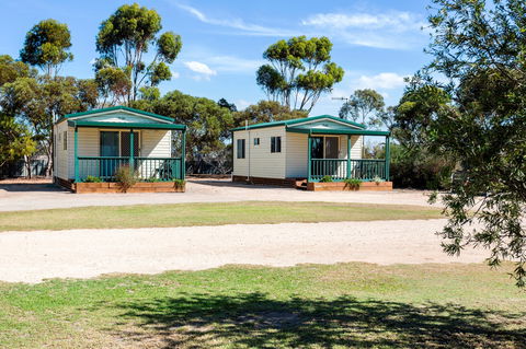 Cummins Caravan & Cabin Park - Accommodation Perth 2