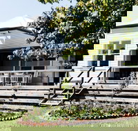 Rose Cottage with Vineyard Views - Perth Resorts