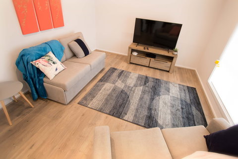 Contemporary ‘Esprit’ With River Reserve Access - Accommodation Perth 1