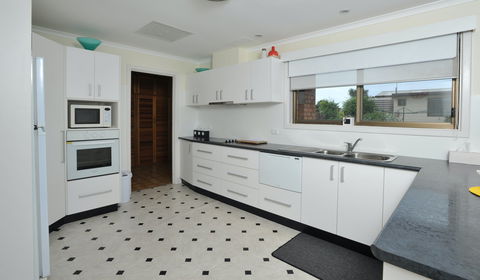 Seaview's Holiday House - Accommodation Perth 0