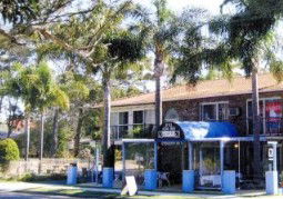 Palm Court Motel - Accommodation Perth 2